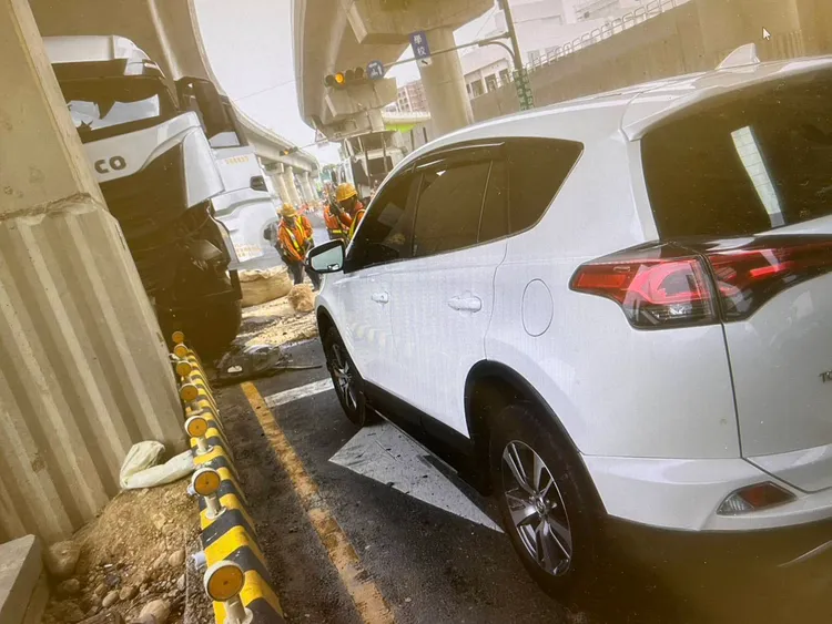 對向小客車遭波及。大園警分局提供