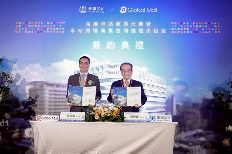 「高雄車站商業大樓暨車站週邊商業空間遴選出租案」今（10日）舉辦簽約儀式，由台鐵董事長鄭光遠（右）與Global Mall董事長馬志綱共同簽署。台鐵題供