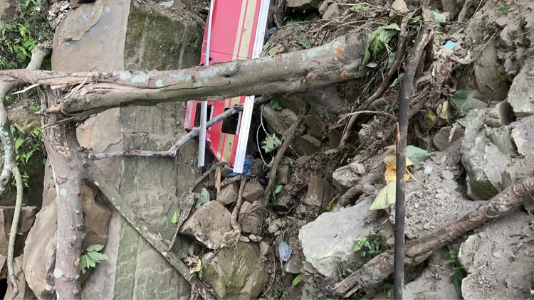 砂石車墜落時，駕駛半途就被拋出車外，還被壓在土石堆下。民眾提供