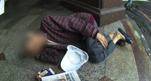 男騎樓滑倒...超chill呈「睡夢羅漢」　婉拒警協助送醫　
