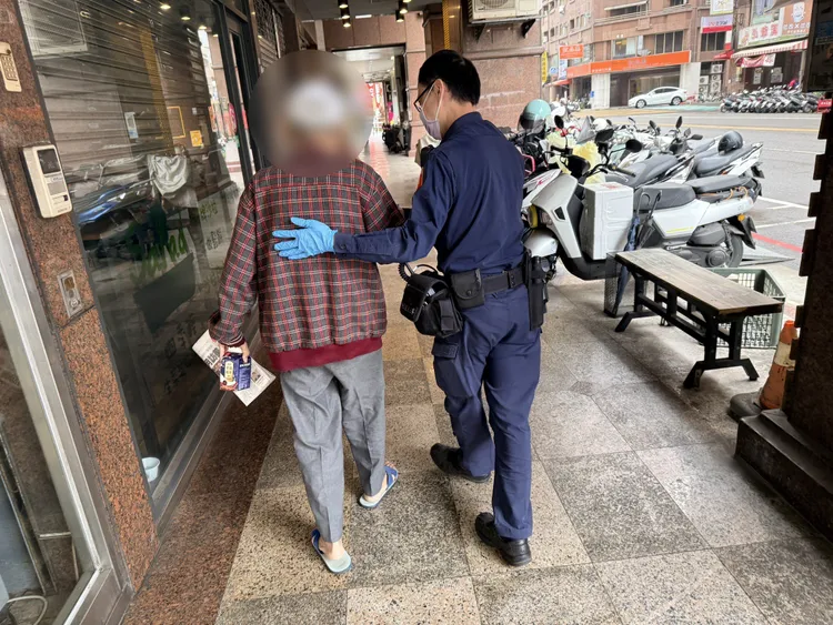 警方到場協助他返家。翻攝畫面