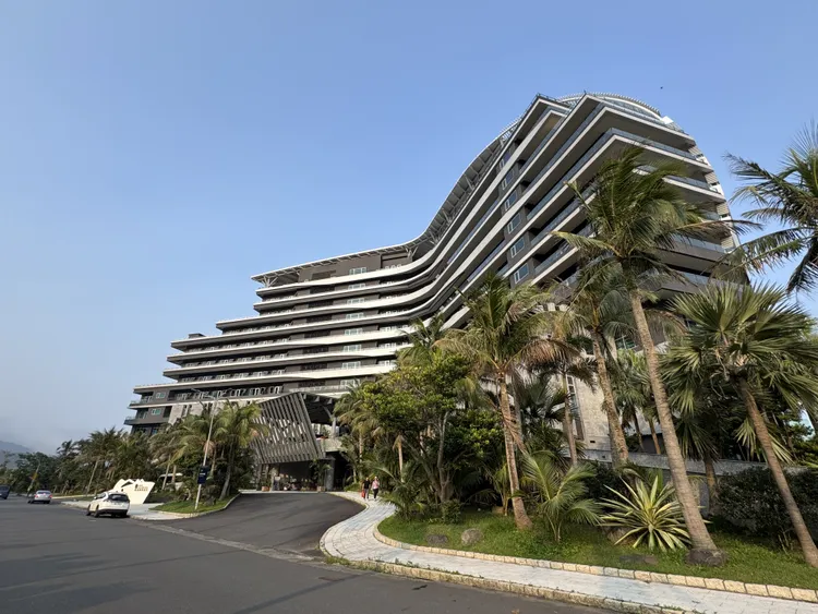 胡瓜一行人入住烏石港附近豪華飯店，一晚要價7600元起。特勤中心攝