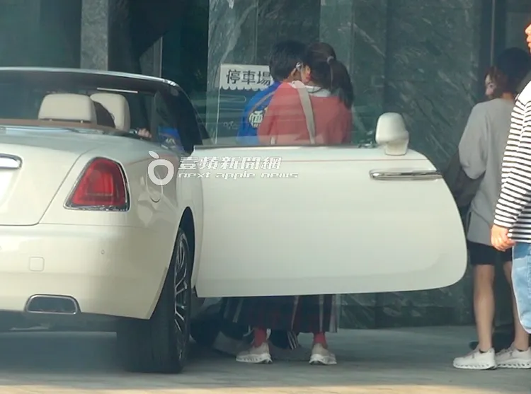 丁柔安貼心攙扶長輩下車。特勤中心攝