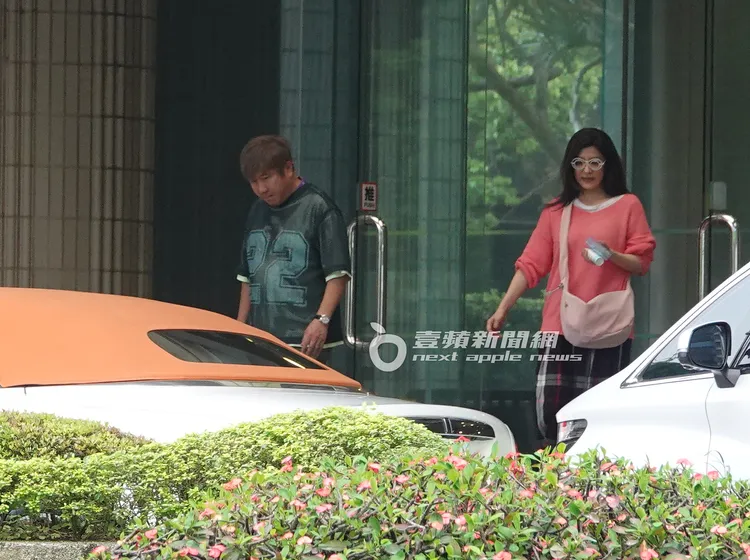 夫妻倆約10分鐘後再度下樓返回車上。特勤中心攝