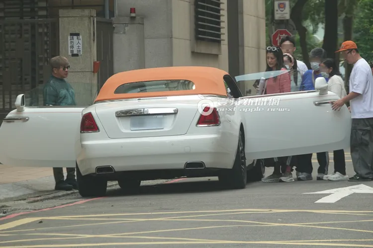 丁柔安貼心攙扶長輩上車，胡瓜（左）站在另一側。特勤中心攝