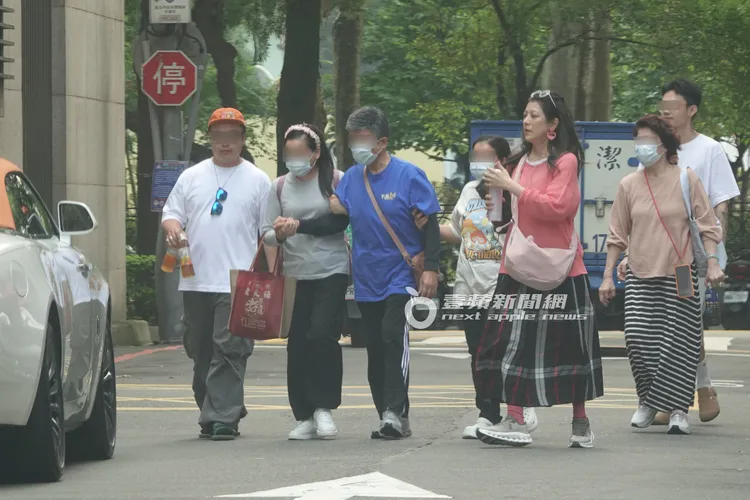 丁柔安（右三）與2名外傭與助理陪同長輩過馬路。特勤中心攝