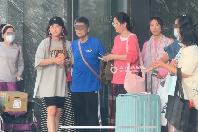 賴慧如（左二）與謝金晶（右三）分發房卡給眾人，丁柔安也拿在手上。特勤中心攝