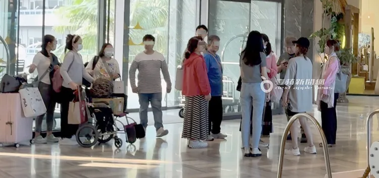 一行人在大廳等待，由飯店人員指引上樓。特勤中心攝