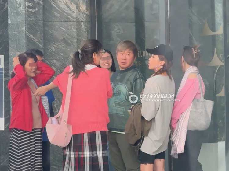 藝人賴慧如（右二）與謝金晶已在飯店門口迎接胡瓜（中）等人。特勤中心攝