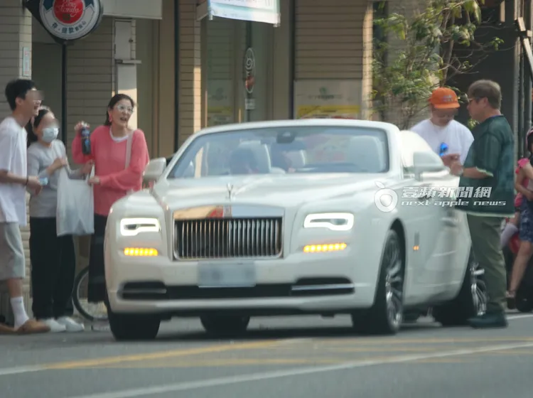 丁柔安在超商購買飲品交由外傭帶上車分給大家。特勤中心攝