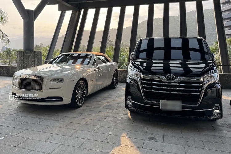 胡瓜駕駛2500萬勞斯萊斯（左），助理開Toyota Granvia箱型車隨行。特勤中心攝
