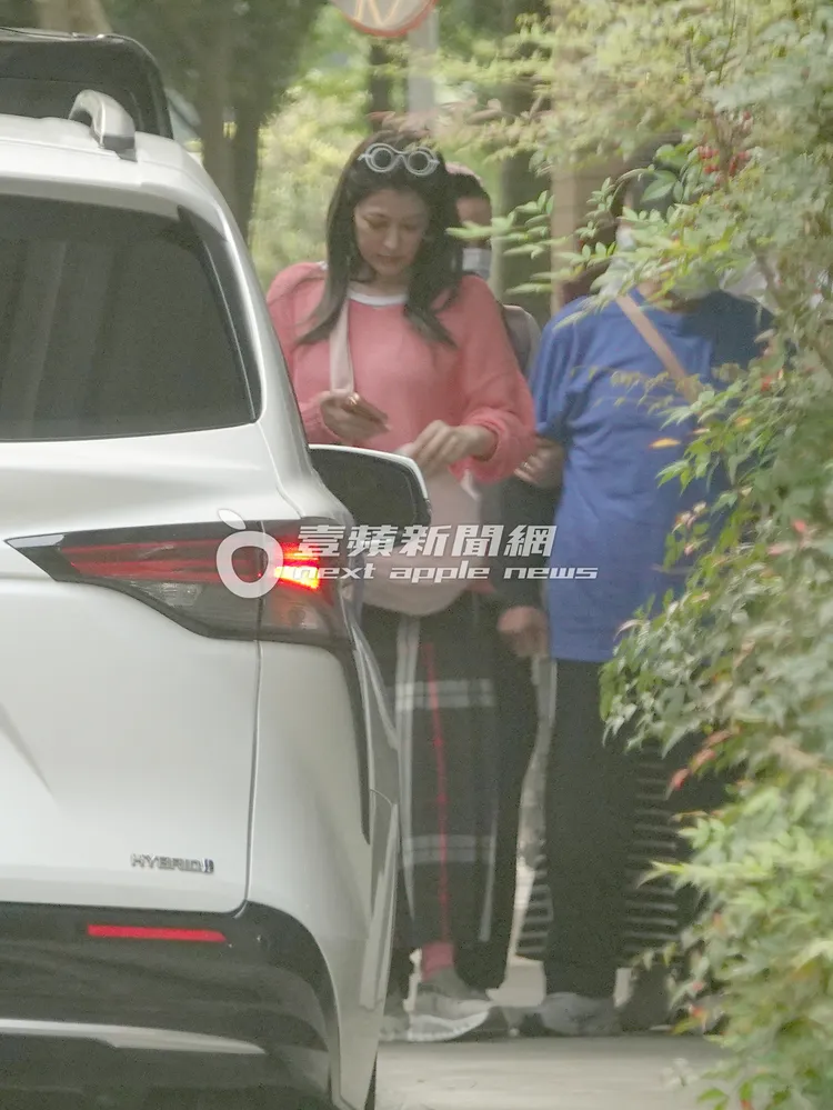 丁柔安在逸仙路小巷，準備接長輩。特勤中心攝