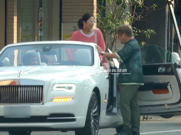 胡瓜與丁柔安在超商短暫停留後，上車繼續趕路。特勤中心攝