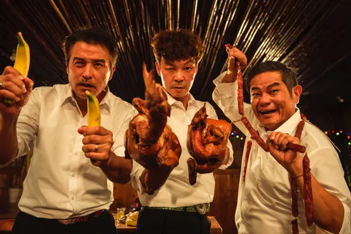 許效舜興奮就變雙眼皮　拿香腸大亂鬥笑翻全場