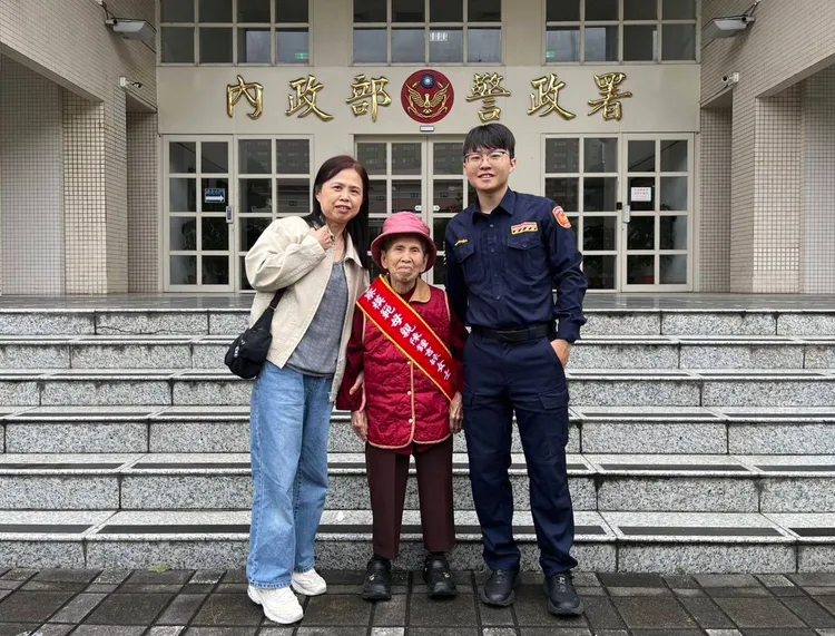 陳鍾吉妹(中)獲警政署模範母親表揚。平鎮警分局提供
