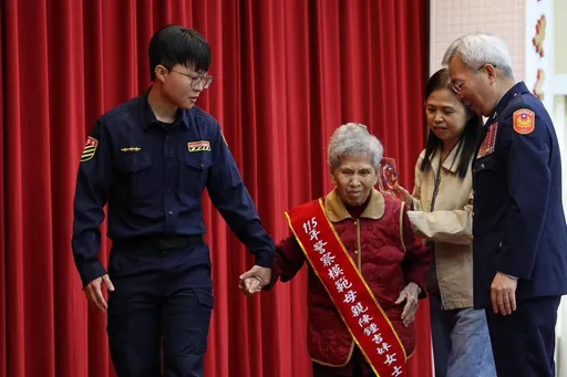 培育警政人才！深耕鄰里　陳鍾吉妹獲警政署模範母親表揚