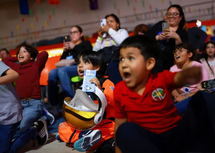墨西哥華雷斯城博物館安排讓孩童觀賞火箭發射活動。路透