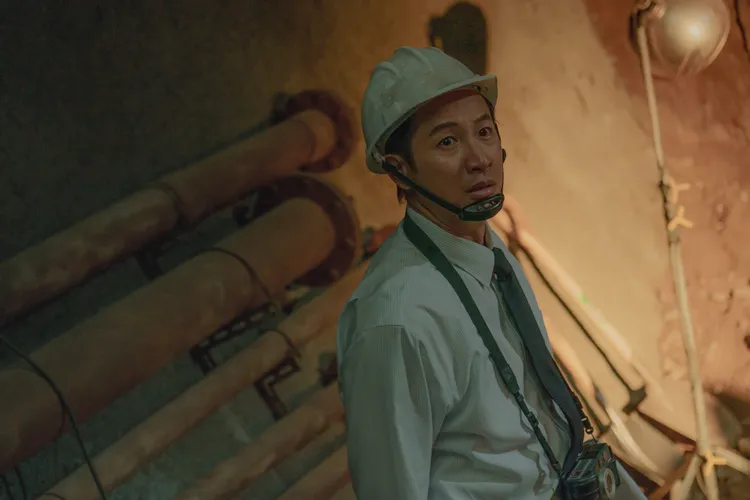 邱凱偉劇中在前往勘驗時遭武士刀神祕力量附身。客台提供