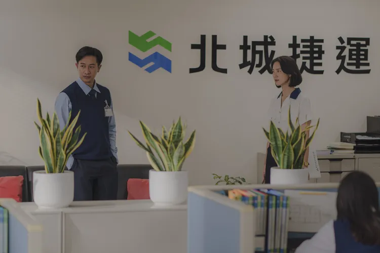 邱凱偉(左)與鍾瑶(右)戲裡對家庭及工作觀念不同而有所爭執。客台提供 