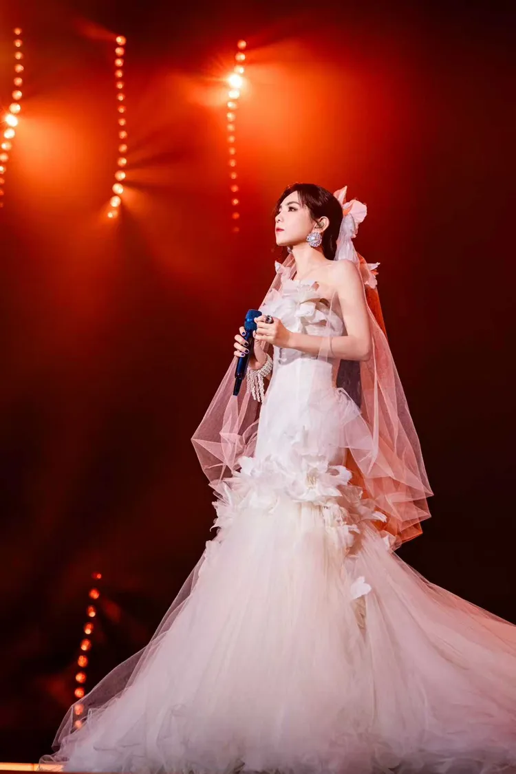 Ella演唱會上披上絕美婚紗。勁樺娛樂提供