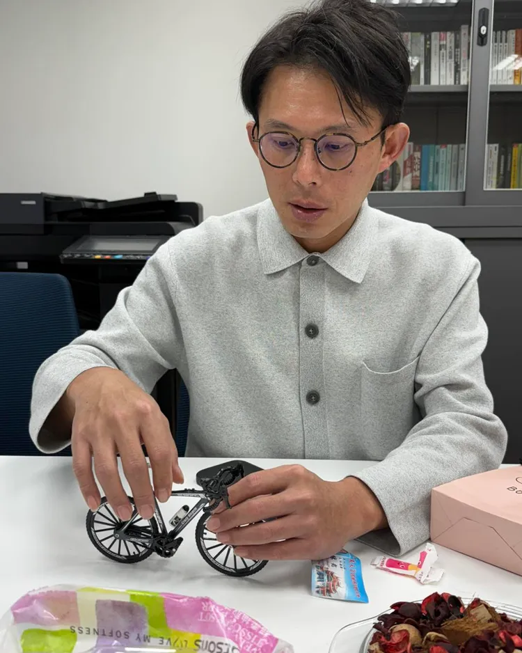 黃國昌拿著支持者送他的腳踏車把玩。翻攝自陳智菡臉書