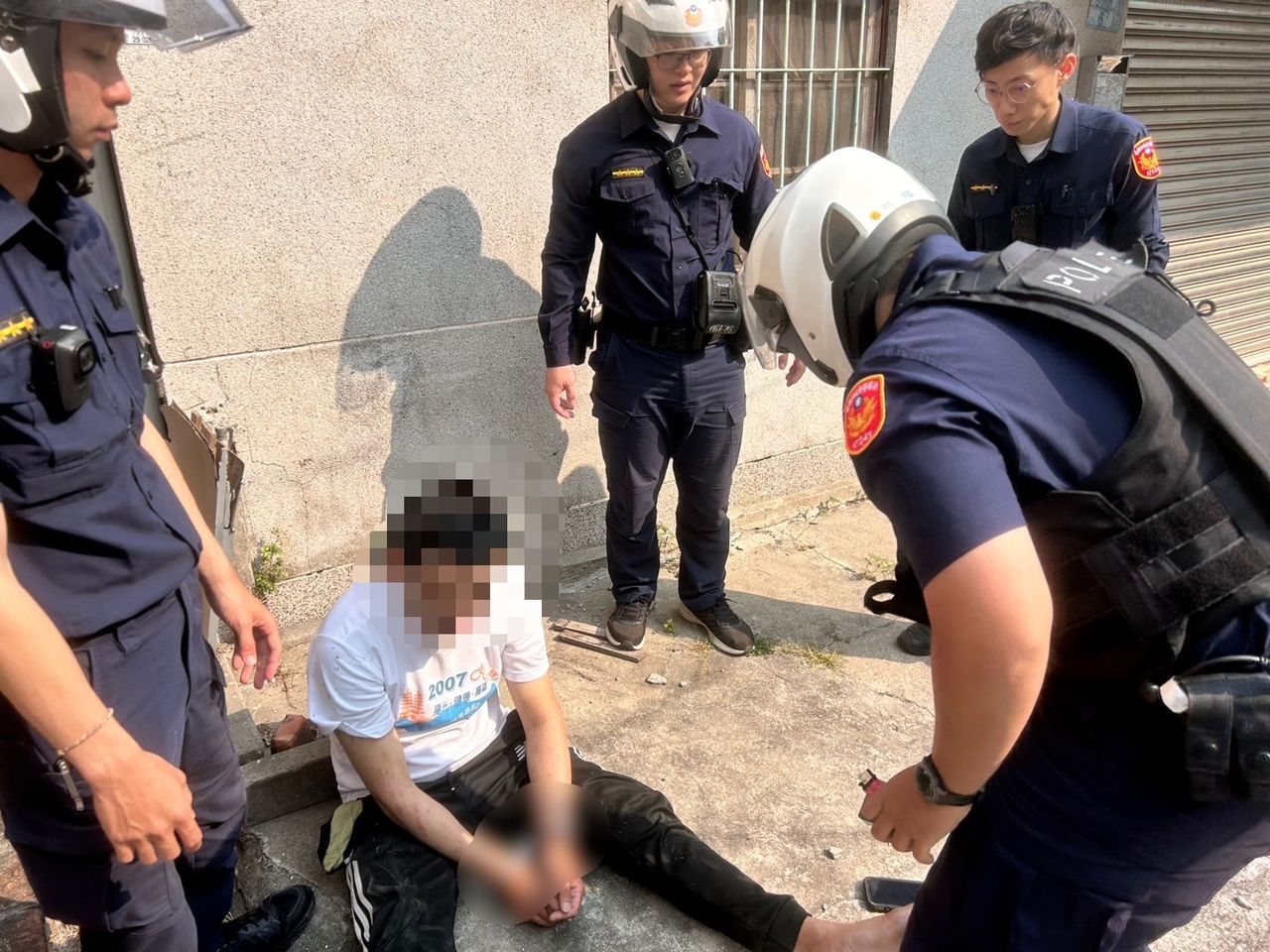 遇警察就逃!通緝犯翻牆卡防火巷水溝 還得吃6紅單噴這麼多錢