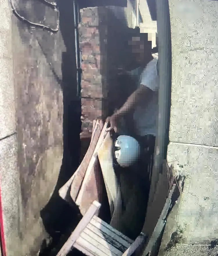 通緝犯見警就逃，最後卡水溝被逮。翻攝畫面