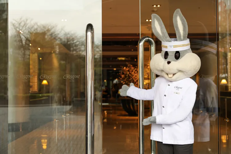 晶華童心月期間，晶華邦妮兔也會不定時出沒在飯店各處與賓客們互動合影，為旅程增添更多驚喜。台北晶華提供