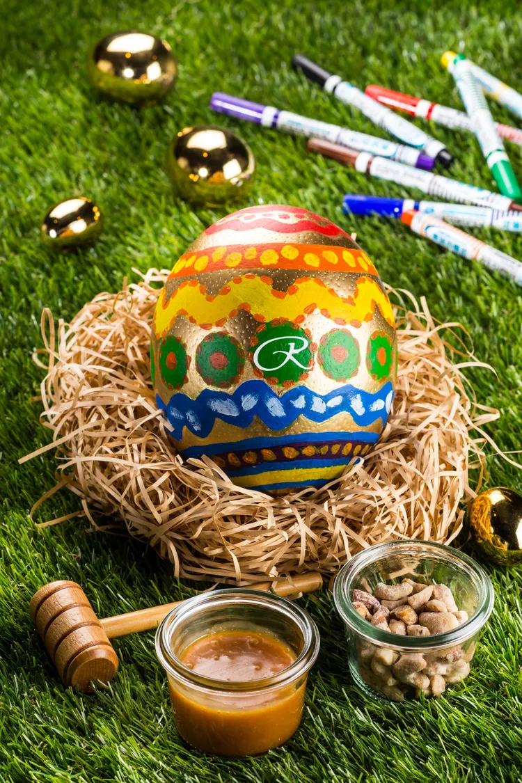 晶華童心月推出廣受歡迎的「晶華出奇蛋」，由駝鳥蛋殼裝載著海綿蛋糕，每組售價1380元，另贈8色環保無毒著色筆，讓親子攜手在蛋殼上揮灑創意、共度溫馨時光。台北晶華提供