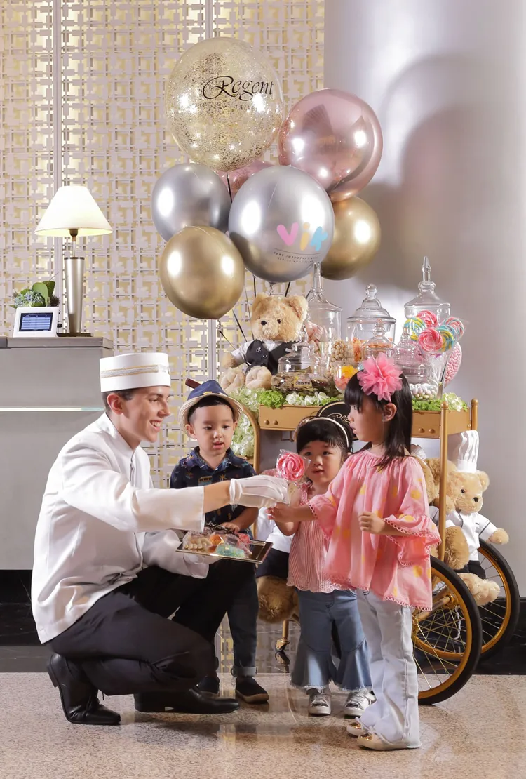 童心月期間入住晶華的小小貴賓可以報名參加「尋蛋獵遊」活動，小朋友可帶著「尋蛋獵遊地圖」，依據線索尋找藏於飯店內的彩蛋貼紙，成功尋獲6張貼紙則可兌換專屬禮品。台北晶華提供