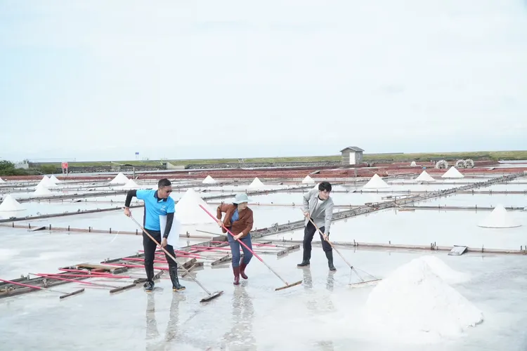 水文化路線七股鹽田一日鹽工。公視台語台提供