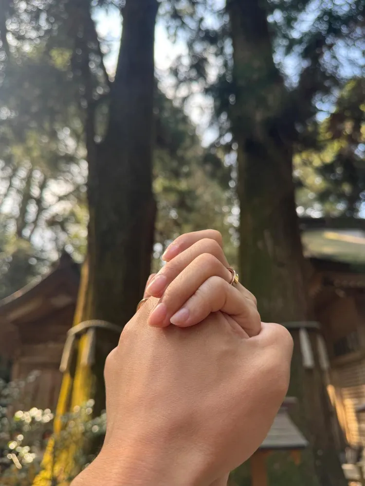 內田有紀的官方網站曬2人緊握雙手的婚戒照。翻攝內田有紀官網