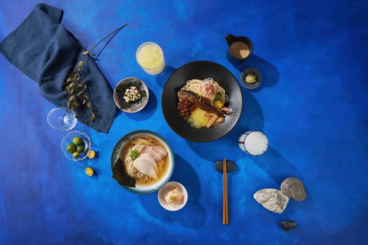 麵屋一燈同步推出「柚香晶凍可爾必思」與「初夏香魚雙人套餐」，為夏季餐桌增添清爽新選擇。業者提供