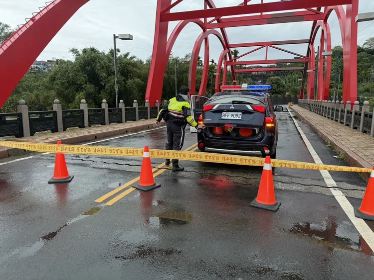 因雨勢持續增強溪水暴漲影響橋墩通行，南埔百分橋上午一度預防性封橋。新竹縣府提供