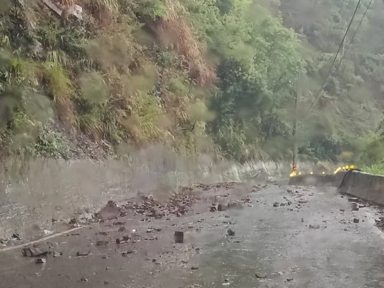 五峰山區道路落石。新竹縣府提供