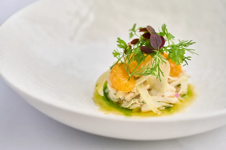 蟹肉韃靼、葡萄柚醋凍帶來春天氣息 。業者提供