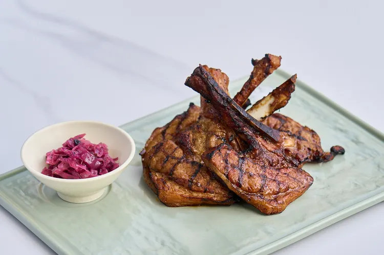 黑麥啤酒台灣帶骨豬里肌、醃漬紫高麗菜。業者提供