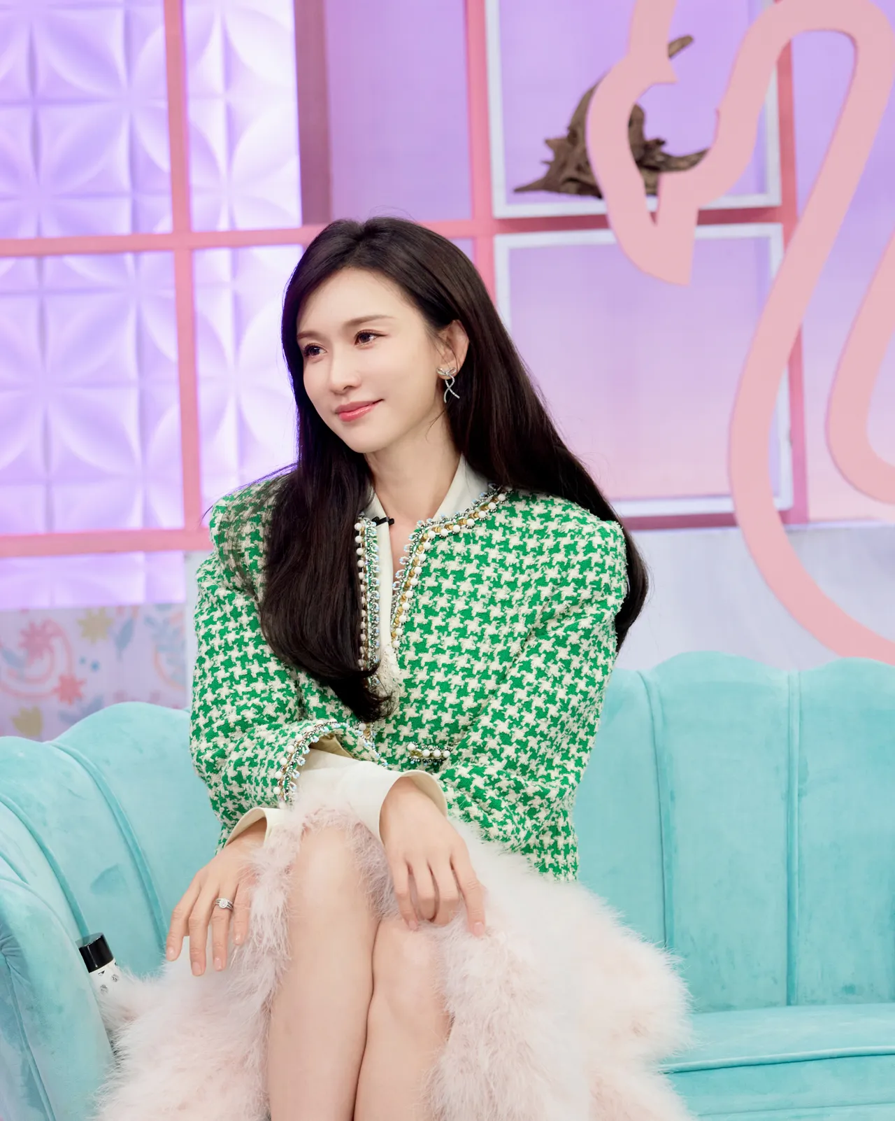 林志玲穿著Valentino綠色套裝拍攝《小姐不熙娣》。品牌提供