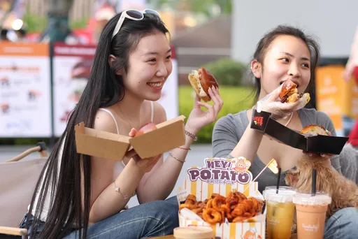 誰在鼓吹年輕人躺平？中共怒噴：「某境外組織」贊助各類媒體