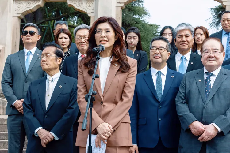 除了澄清財務爭議外，蕭旭岑在專訪中也談及隨鄭麗文訪陸的觀察。鄭麗文臉書