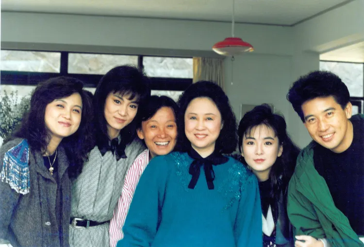 趙永馨（右二）是瓊瑤（右三）的乾女兒，《庭院深深》演員當年一起合影。翻攝瓊瑤臉書