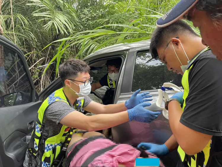 警消以人力搬搬運接駁將女駕駛救出送醫。消防局提供