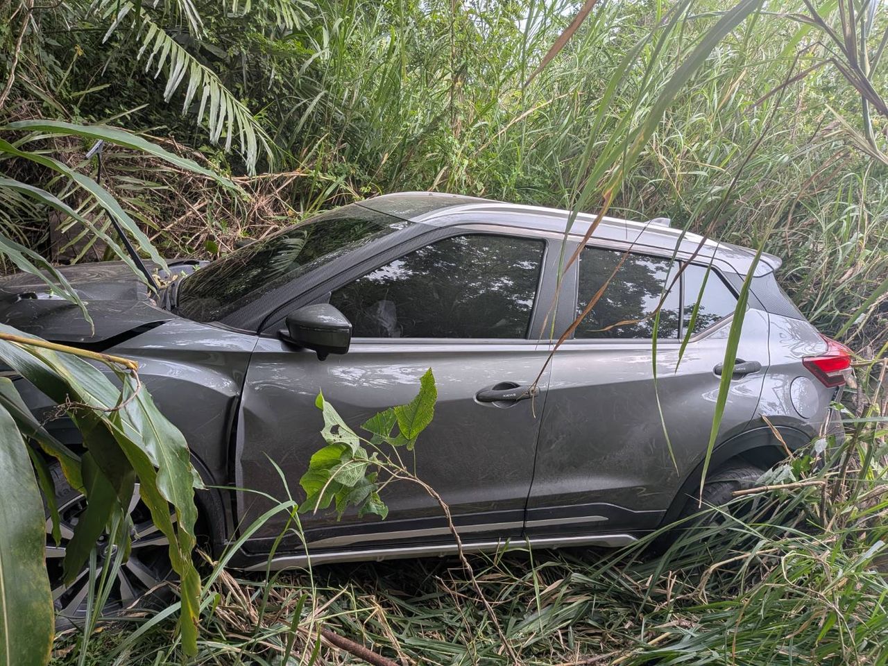 台東休旅車失控衝入山區邊坡 警消組救援人鍊救出25歲女駕駛