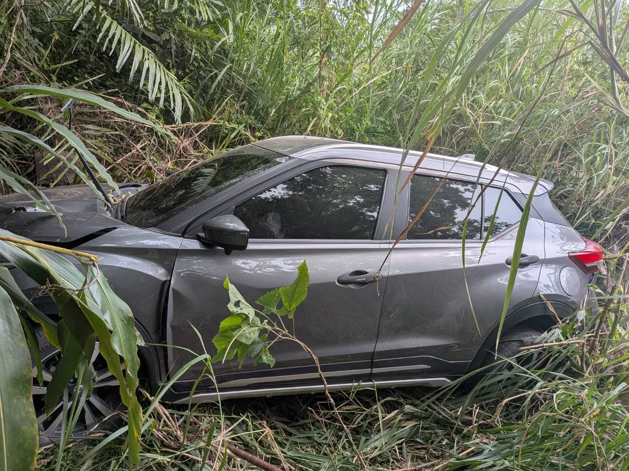 台東休旅車失控衝入山區邊坡　警消組救援人鍊救出25歲女駕駛
