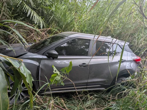台東休旅車失控衝入山區邊坡　警消組救援人鍊救出女駕駛