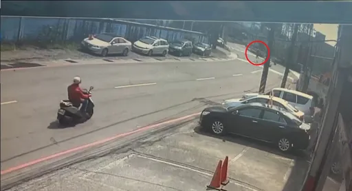 遭直行車撞上！基隆66歲騎士噴飛慘死　奪命瞬間曝光