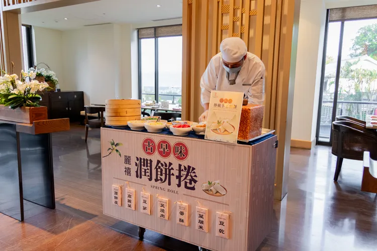 清明連假期間推出「現做潤餅捲」桌邊早餐服務。北投麗禧提供