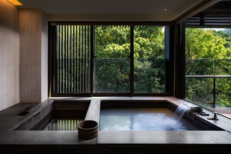 全館66間溫泉客房都有配備私人陽台及冷、熱湯池。北投麗禧提供