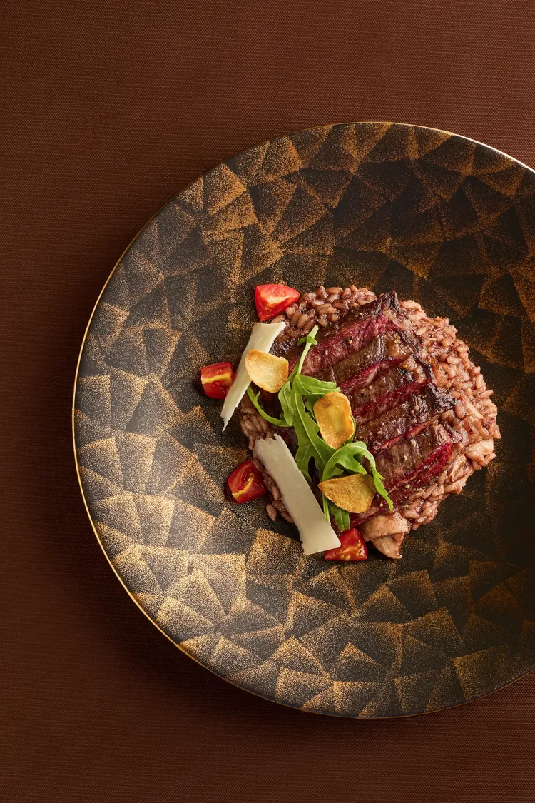 In Between餐廳本季推薦主菜「澳洲和牛橫膈膜佐燉飯」。誠品行旅提供