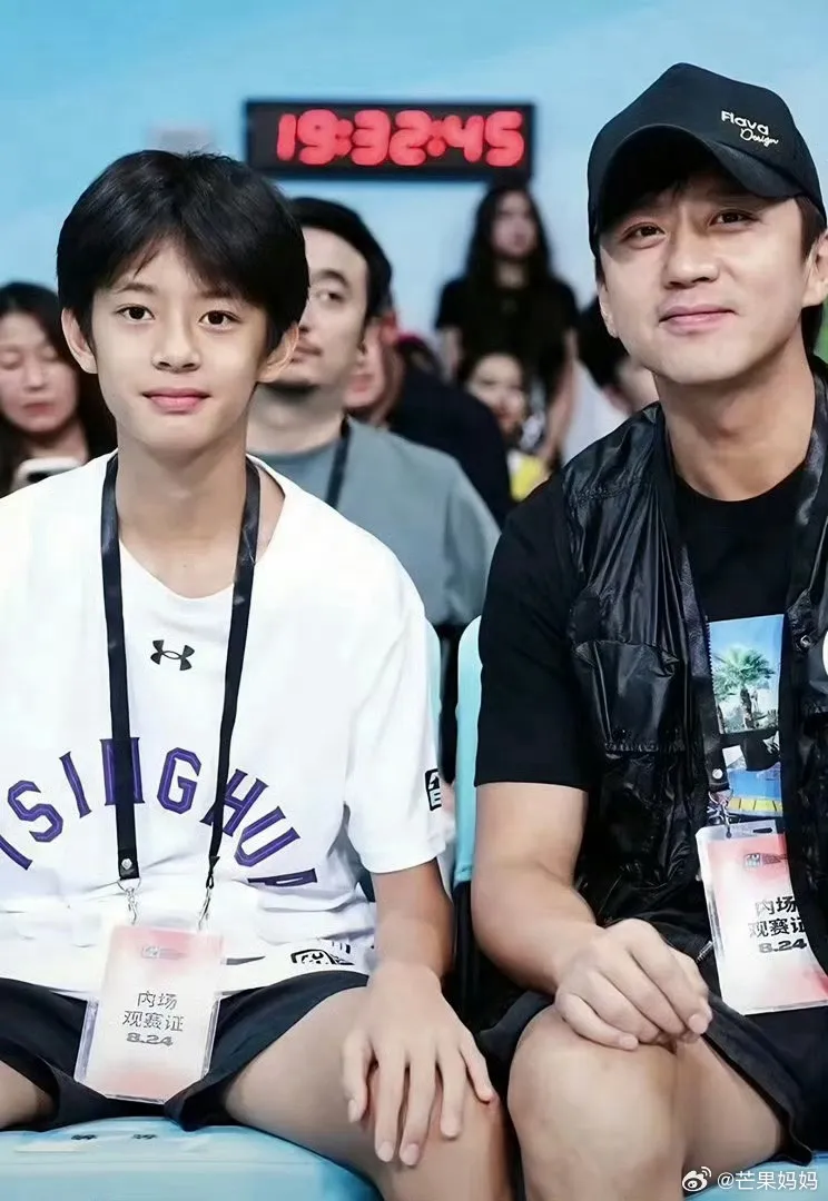 等等與爸爸鄧超鼻子也滿相似。翻攝自微博